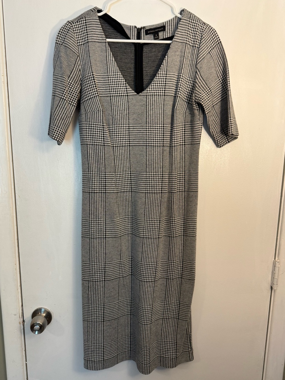 Banana Republic size 8 Black and White Glen Plaid Dress with V-Neck office work